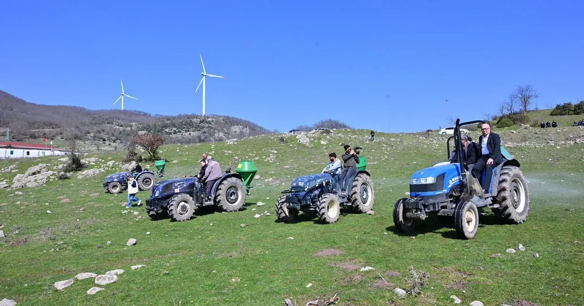 Manisa Kırkağaç’ta meralara gübre desteği