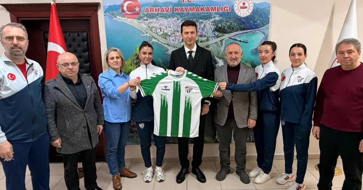 Artvinspor Kadın Voleybol Takımı’ndan Arhavi Kaymakamı Çimşir'e ziyaret