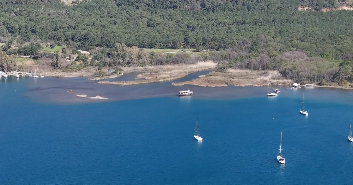 Marmaris’te deniz suyu 5 metre çekildi