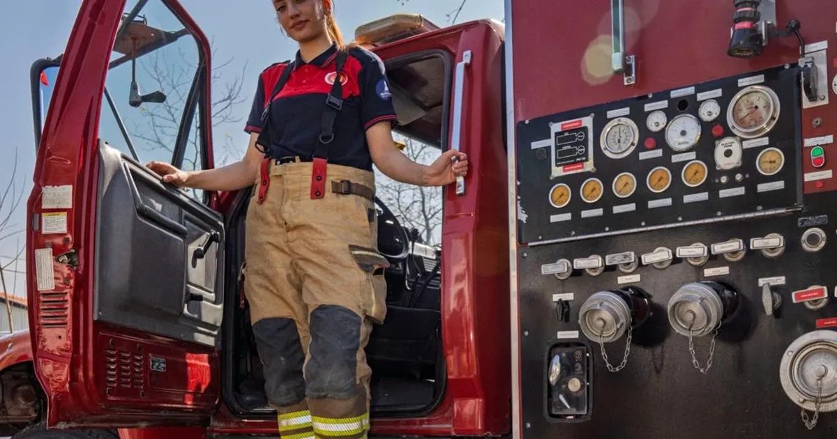 Alevlere meydan okuyan kadın... İzmir'de cesaretiyle örnek