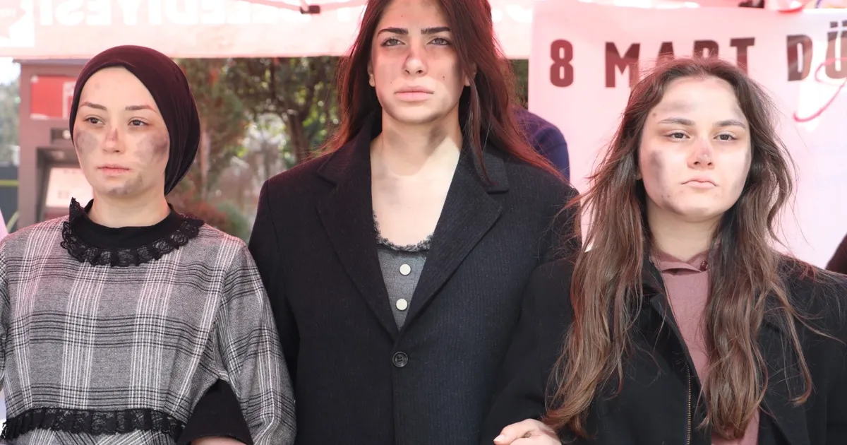 Kocaeli İzmit'te ‘Bi Dünya Kadın’ canlı heykel sergisi