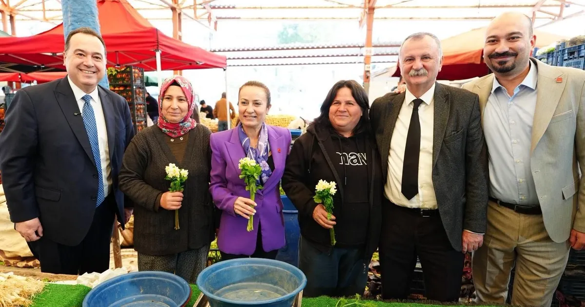 Manisa’da 8 Mart’ta kadınlara çiçek sürprizi - Gündem Haberleri