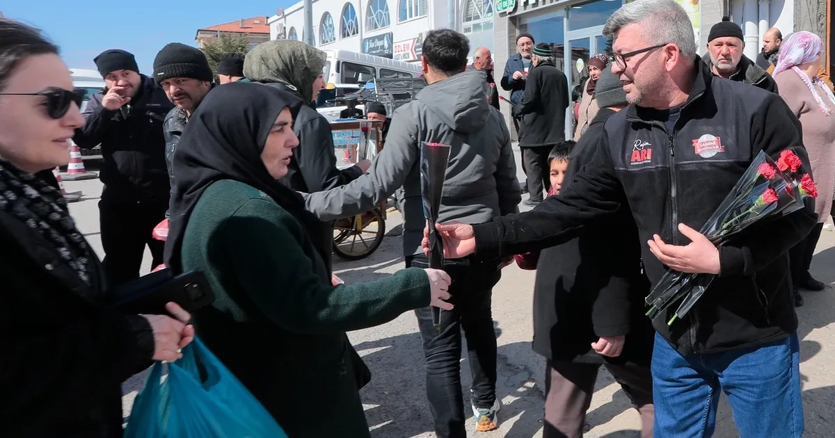 Nevşehir Belediyesi kadınlara binlerce çiçek dağıttı
