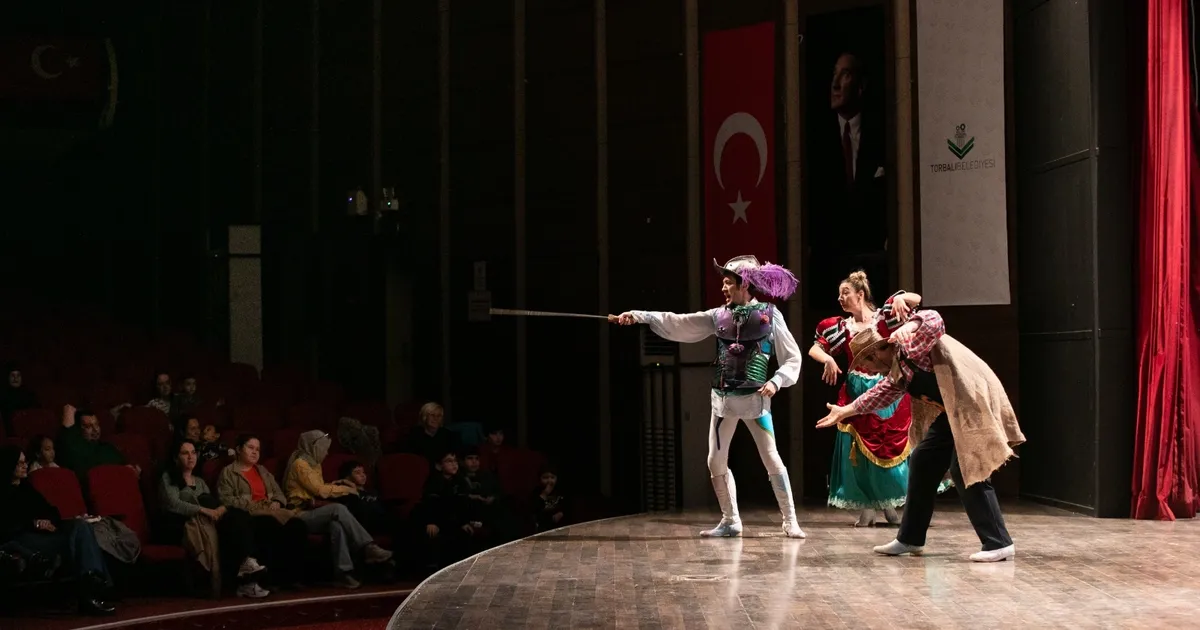 'Don Kişot' İzmirli minik izleyicileri büyüledi - Gündem Haberleri
