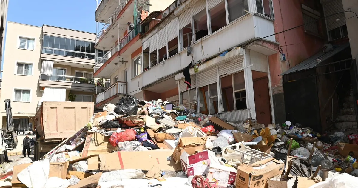 Karabağlar’da 'çöp ev'den 12 kamyon atık çıkarıldı - Gündem Haberleri
