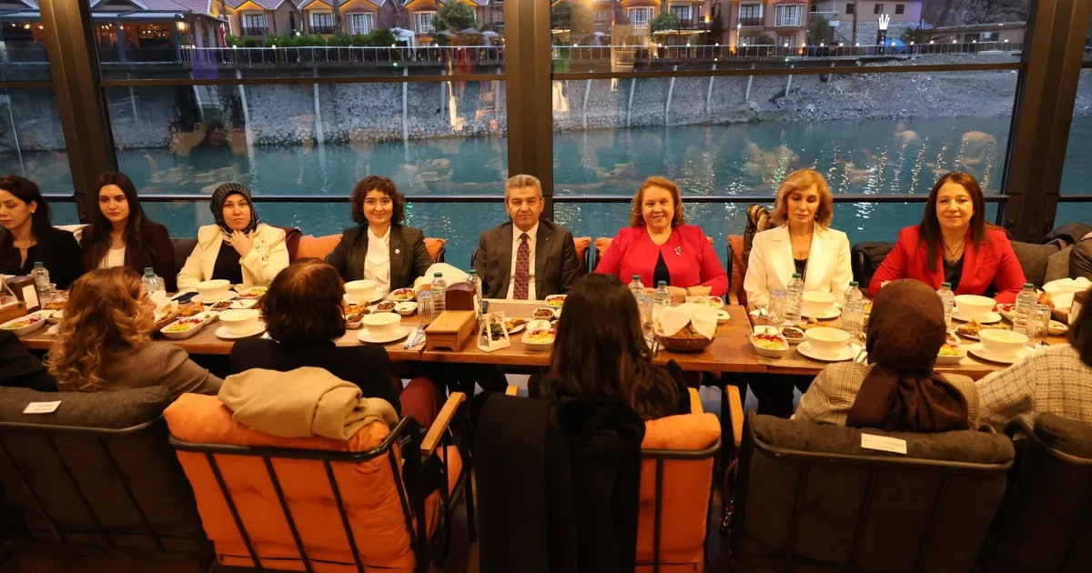 Artvin Valisi Ergün kadın personellerle iftarda buluştu - Gündem Haberleri