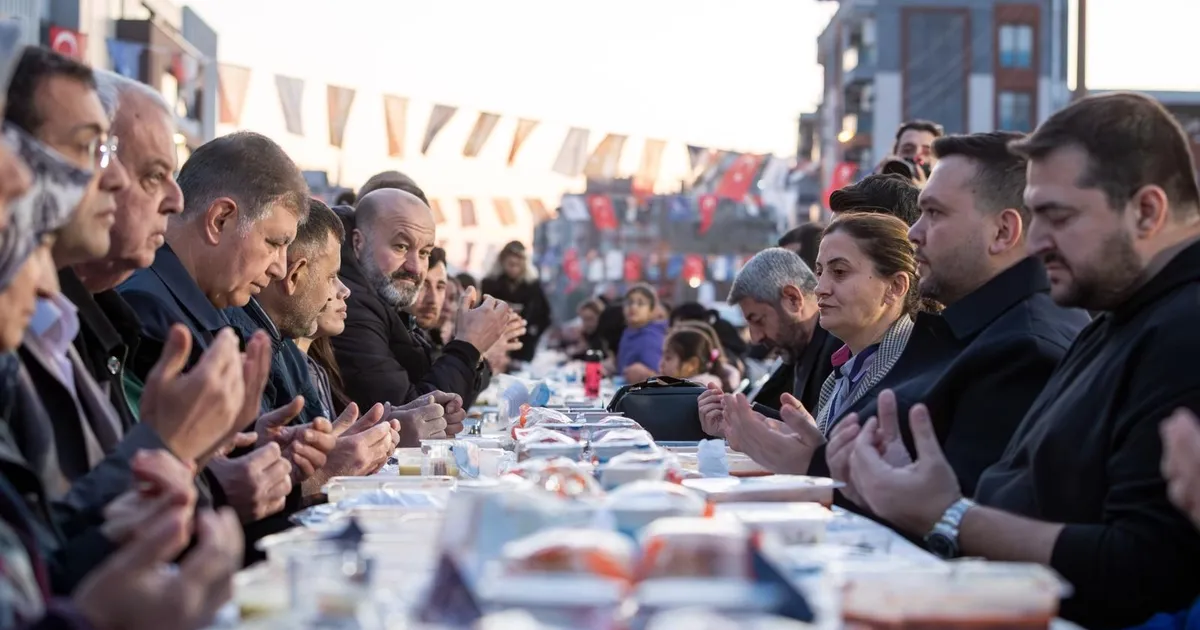 İzmir Çamdibi’nde binlerce kişilik iftar sofrası 