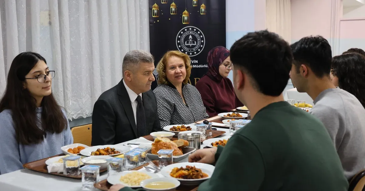 Artvin Valisi Ergün, lise öğrencileriyle iftarda buluştu