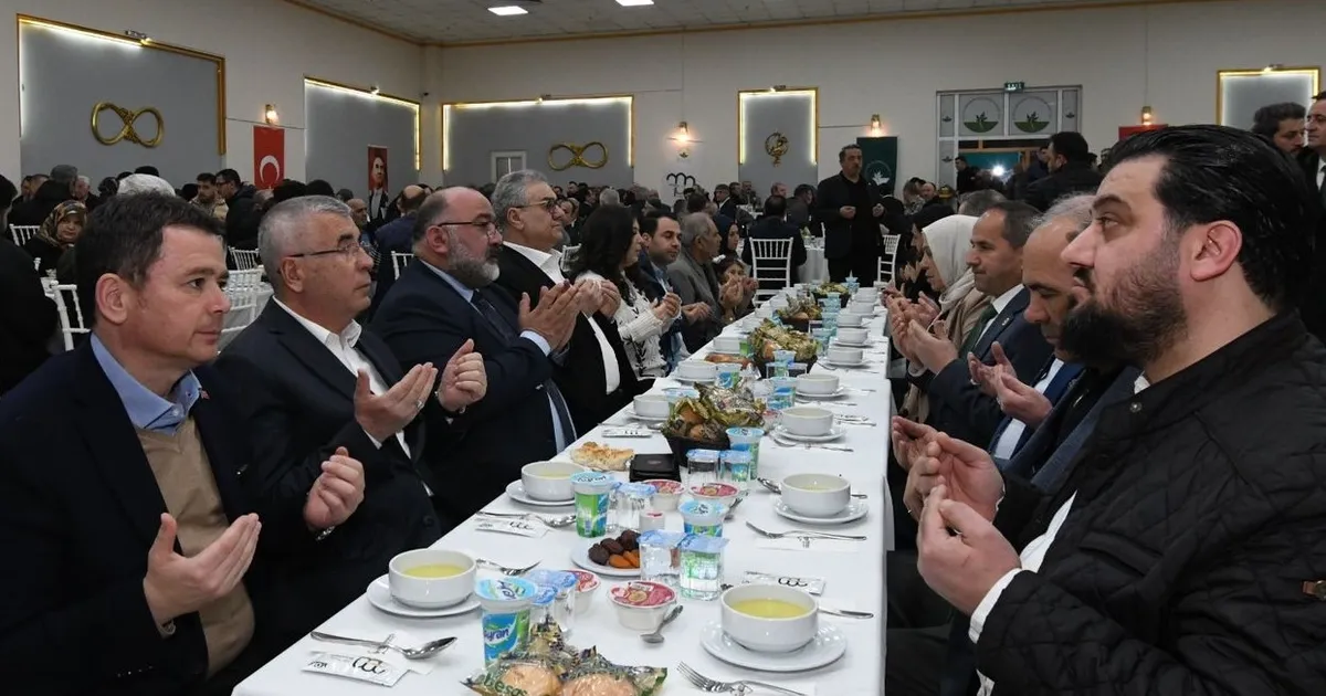  Bursa Emek’te gönüller aynı iftar sofrasında buluştu