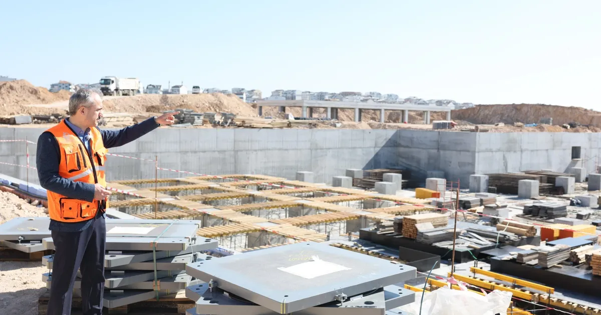 Çayırova Devlet'e deprem izolatörleri monte ediliyor