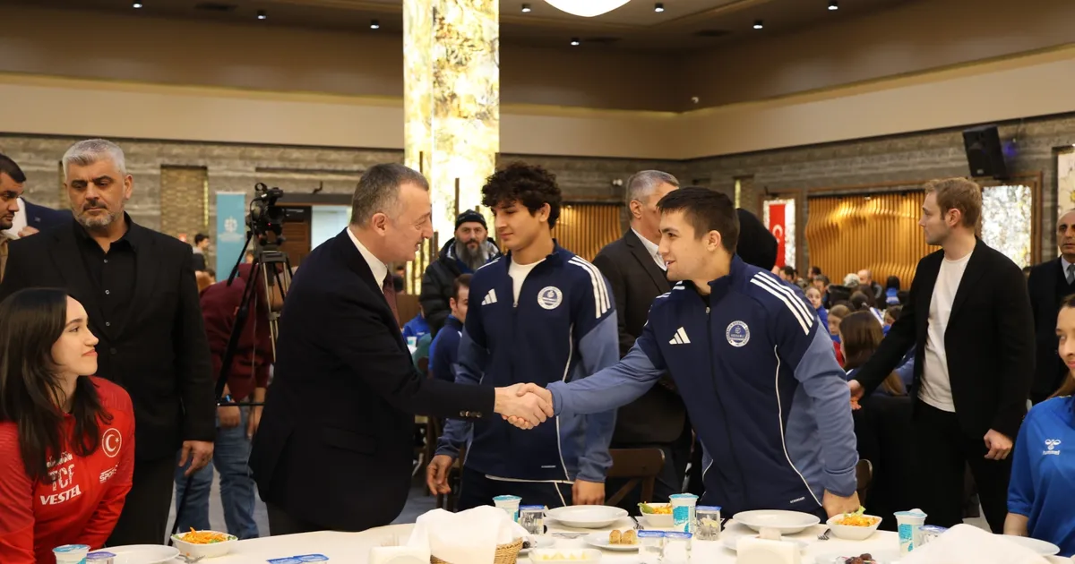 Kocaeli'de Başkan Büyükakın başarılı sporcularla iftar yaptı