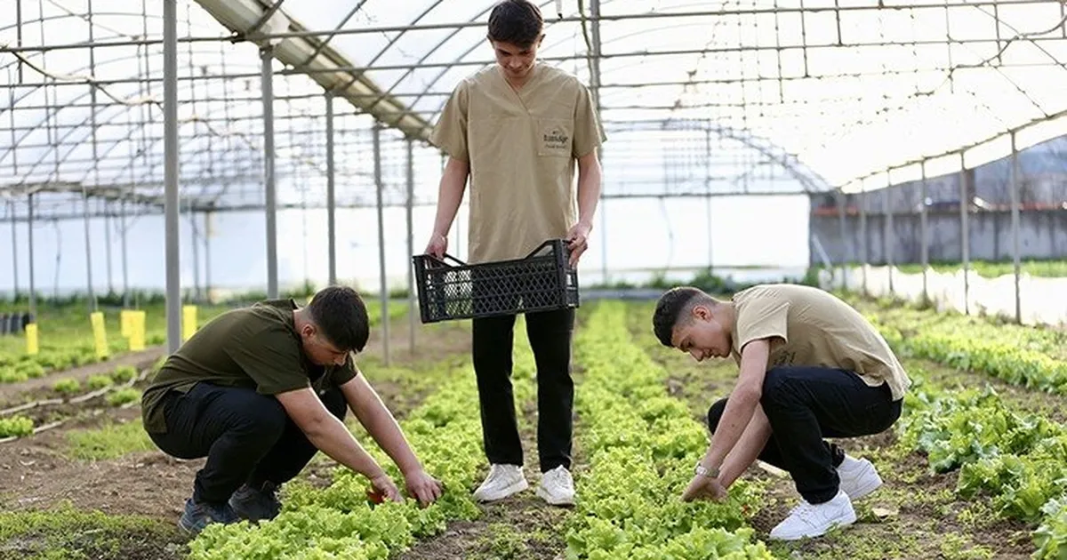 Bursa'da liselilerden “Tarladan Tabağa” iftar sofrası