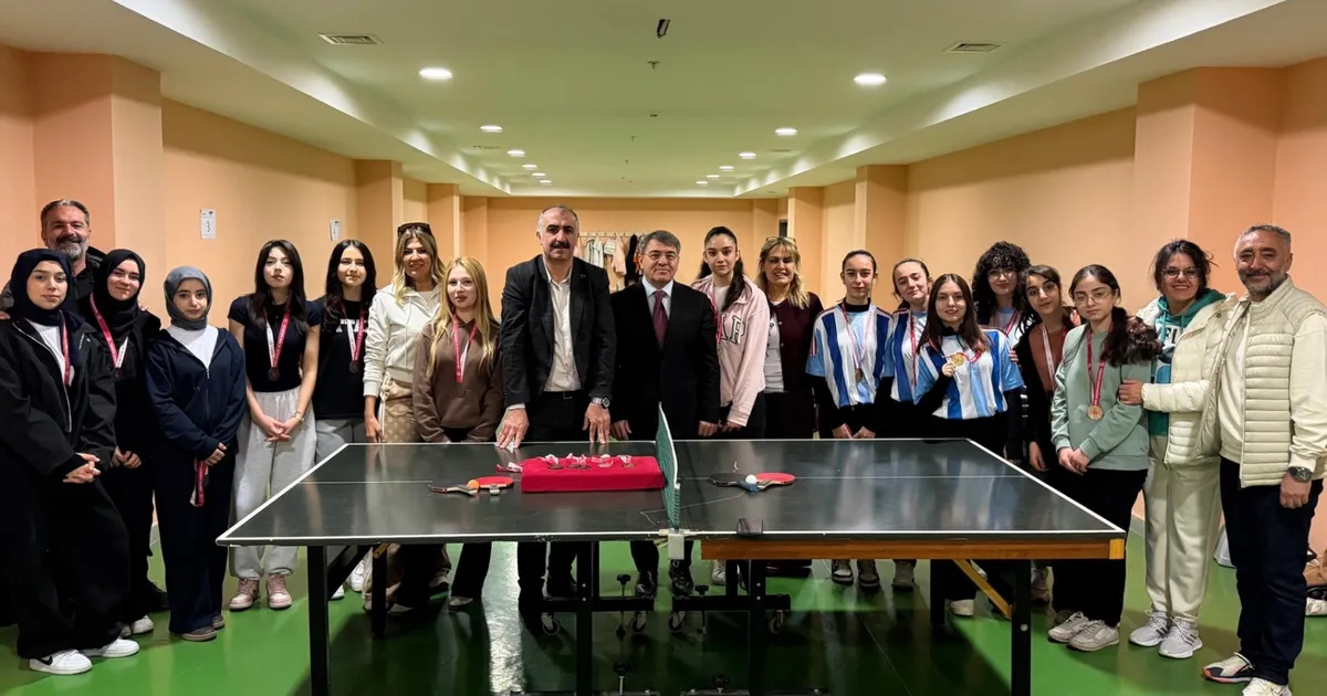 Bursa Mudanya'da masa tenisinde şampiyon Ahmet Rüştü Anadolu Lisesi