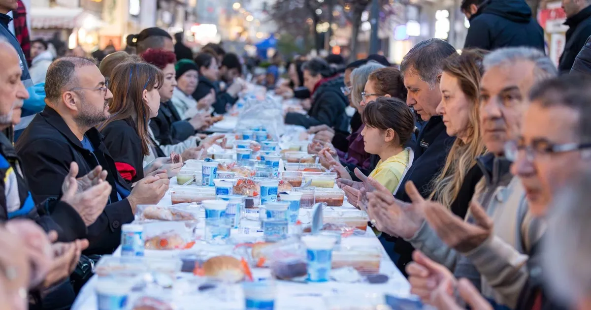 İzmir Büyükşehir'in iftar sofrası Kemeraltı'nda kuruldu - Gündem Haberleri