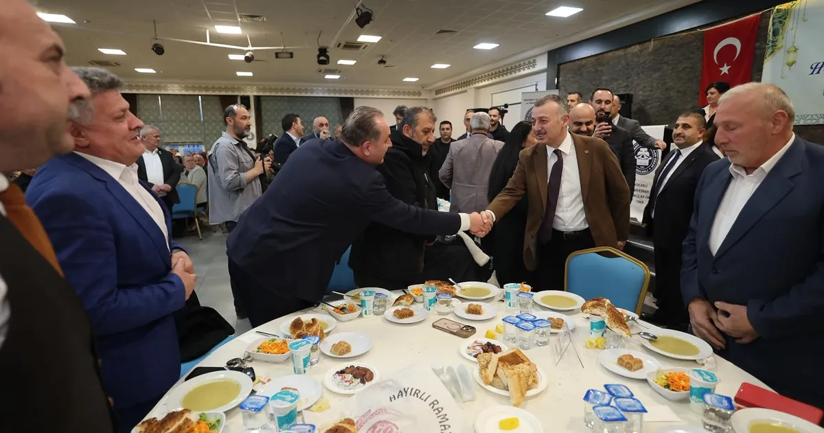 Başkan Büyükakın pazarcı esnafıyla birlikte oruç açtı