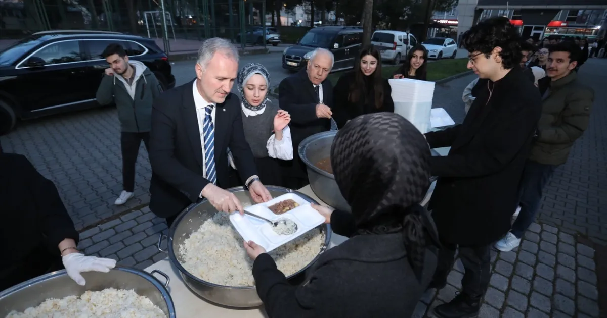 İnegöl Belediyesi'nden fakülte bahçesinde iftar bereketi