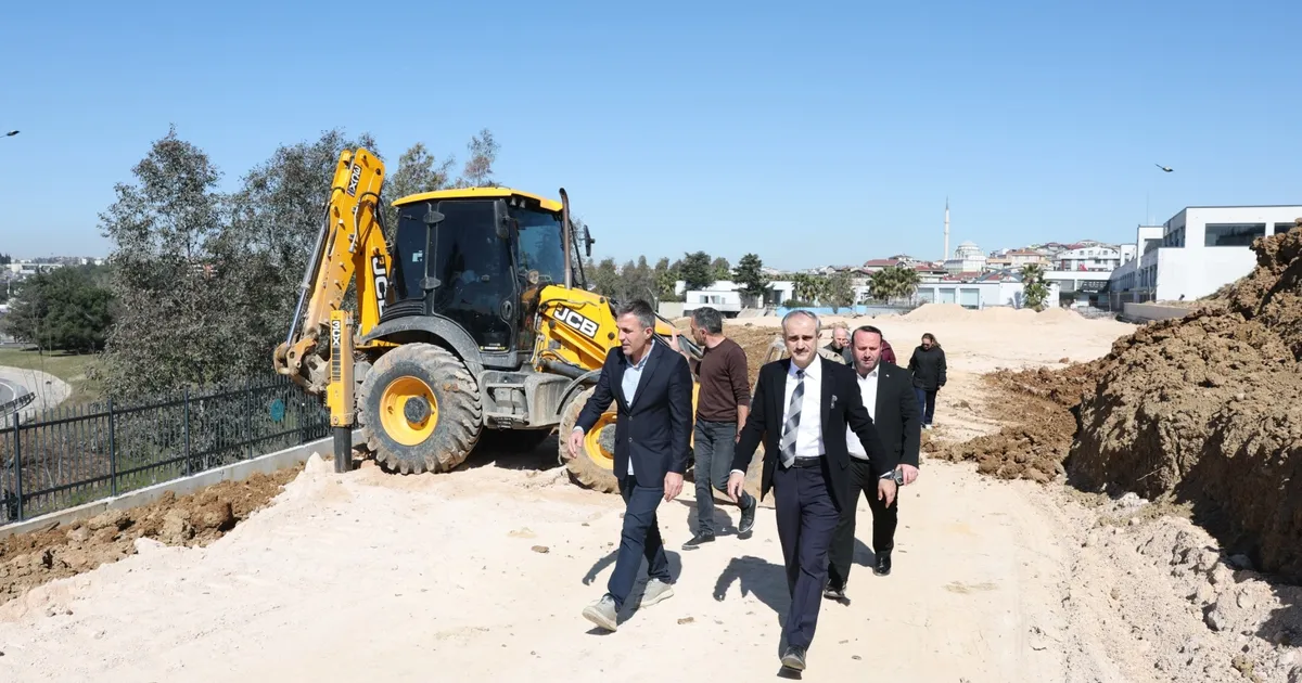 Çayırova'da Kent Park ve Fatih Sultan Mehmet Parkı'ndaki revizyon çalışmalarına yakın mercek