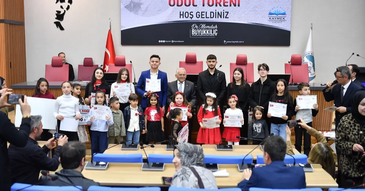 Kayseri Büyükşehir İstiklal Marşı coşkusuna ortak oldu - Gündem Haberleri
