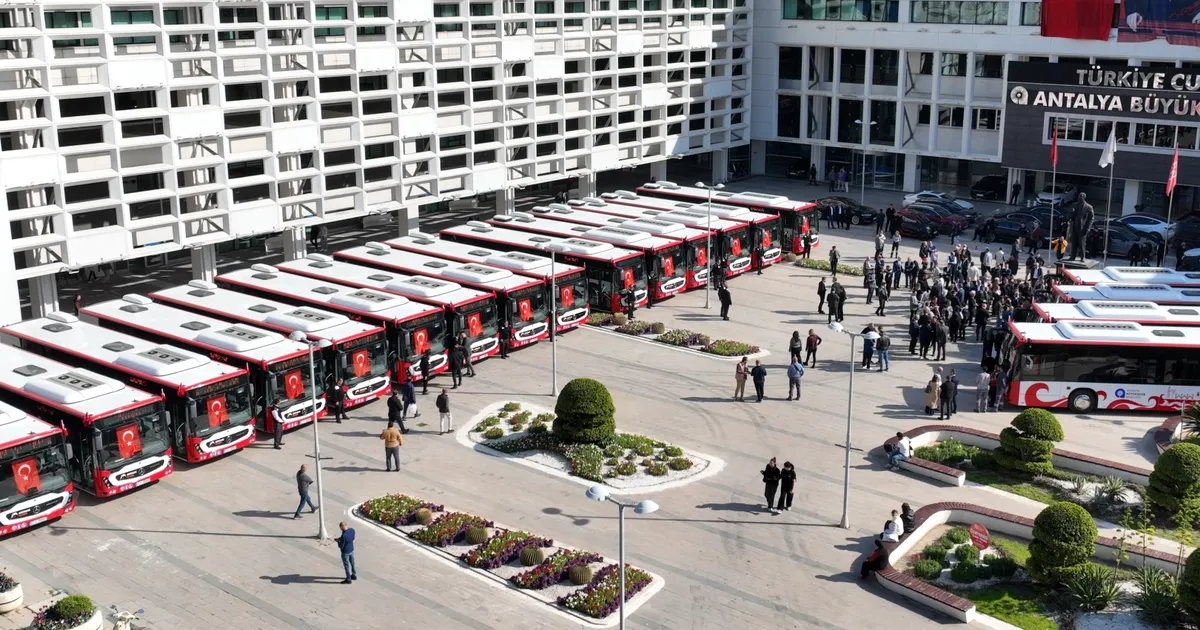 Antalya Büyükşehir’den toplu taşıma filosuna 19 yeni otobüs
