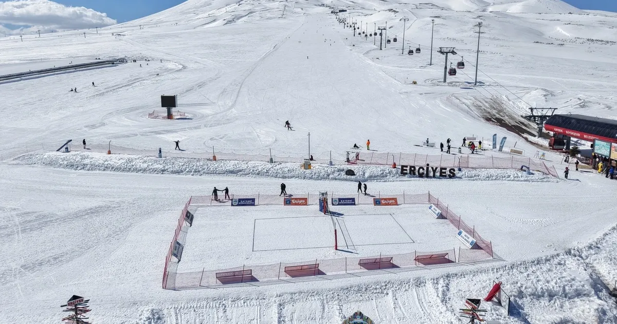 Kayseri Erciyes'te kar voleybolu heyecanı başlıyor