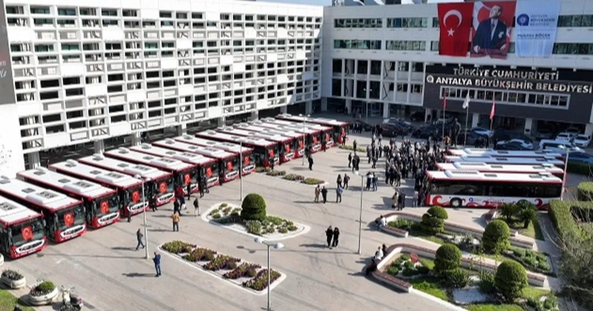 Antalya Büyükşehir'den toplu taşıma filosuna 19 yeni otobüs