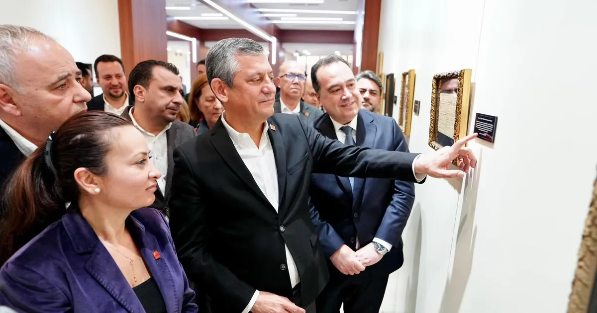 CHP lideri Özel “Sarışın Bir Kurt” sergisini gezdi