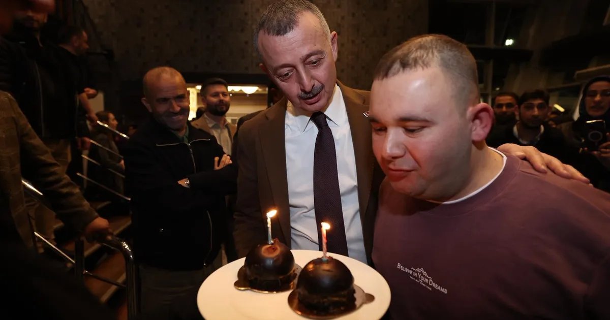 Kocaeli'de Başkan Büyükakın’dan Arif’e doğum günü sürprizi