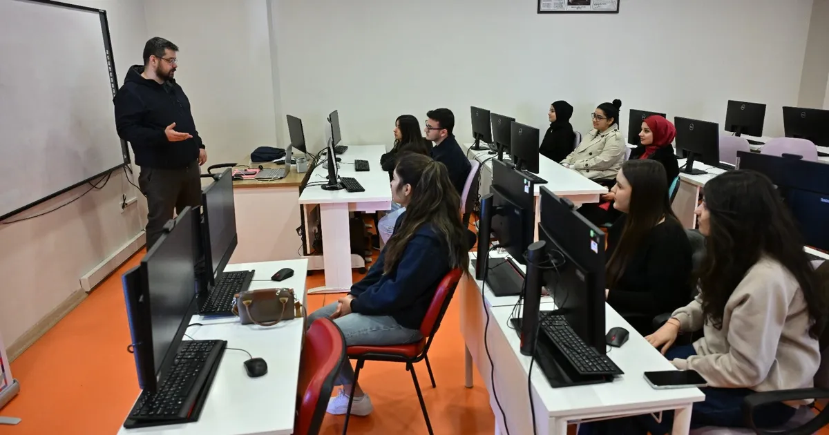 Manisa Büyükşehir’den gençlere dijital vizyon - Eğitim Haberleri