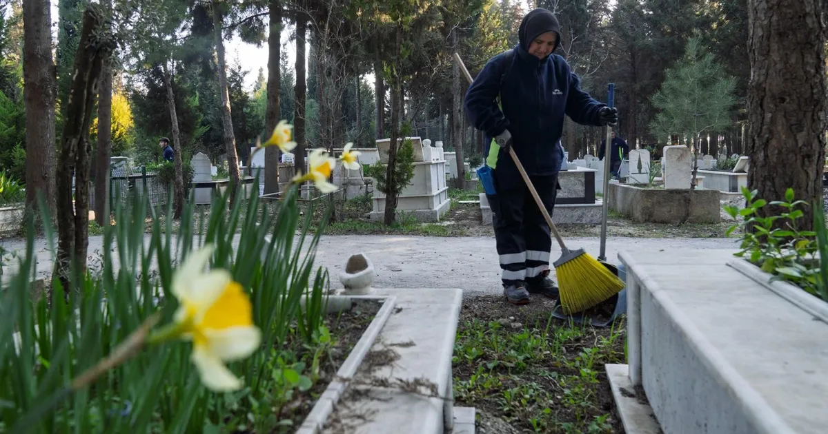 İzmir'de mezarlıklar bayrama hazırlanıyor