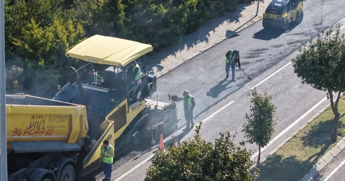 İzmir'de Çeşme’nin yolları yaza hazırlanıyor
