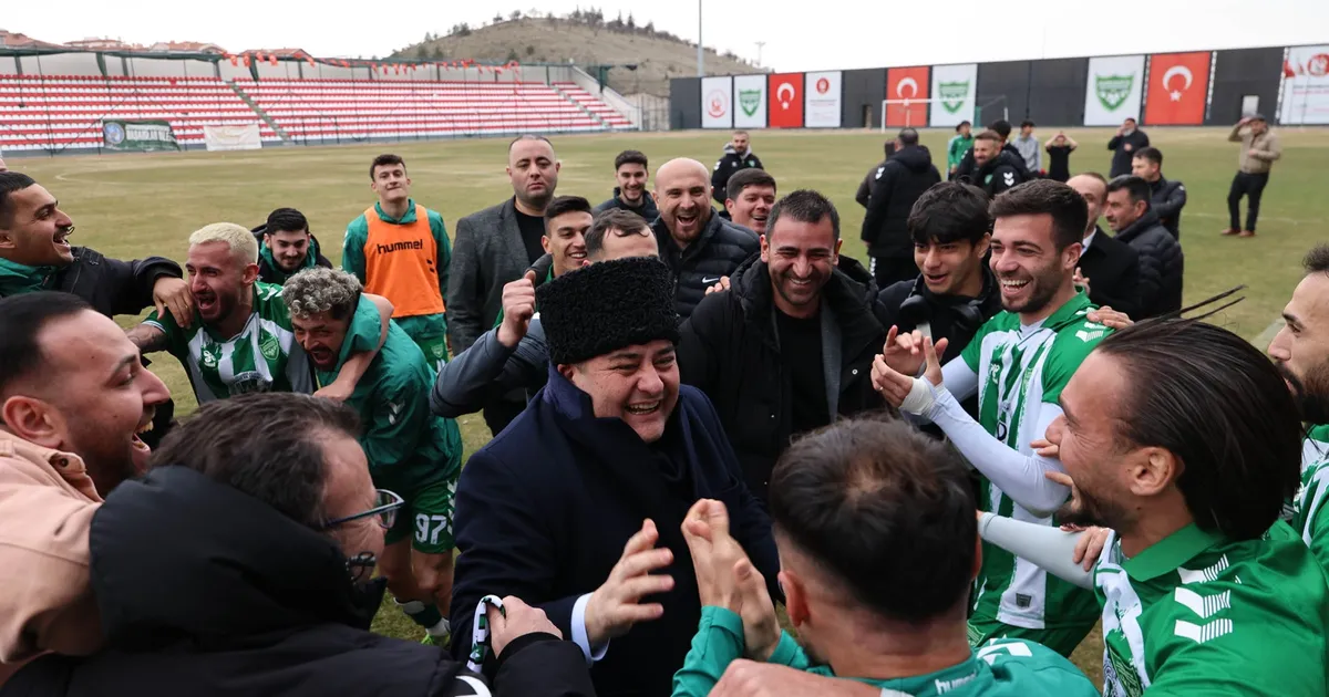 Başkan Özarslan Bağlumspor’a tribünden destek verdi