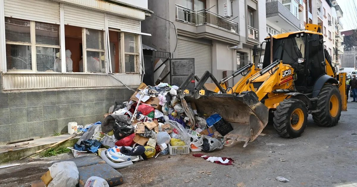 İzmir Karabağlar’da çöp ev temizlendi.. 15 kamyon atık çıkarıldı