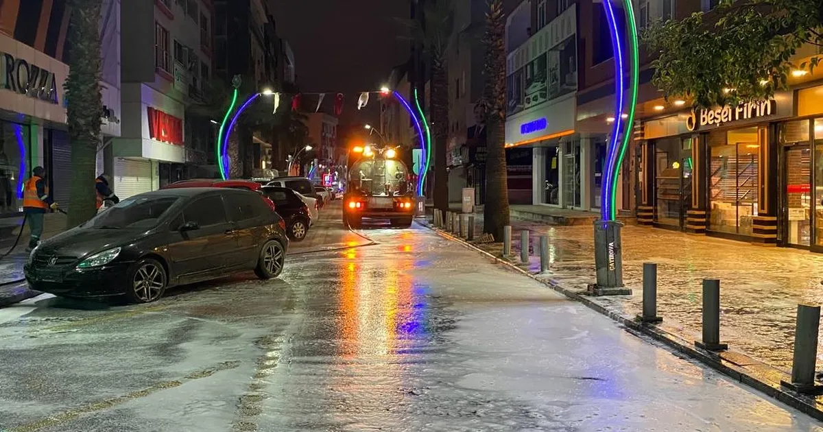 Çayırova'da caddelerde bayram temizliği