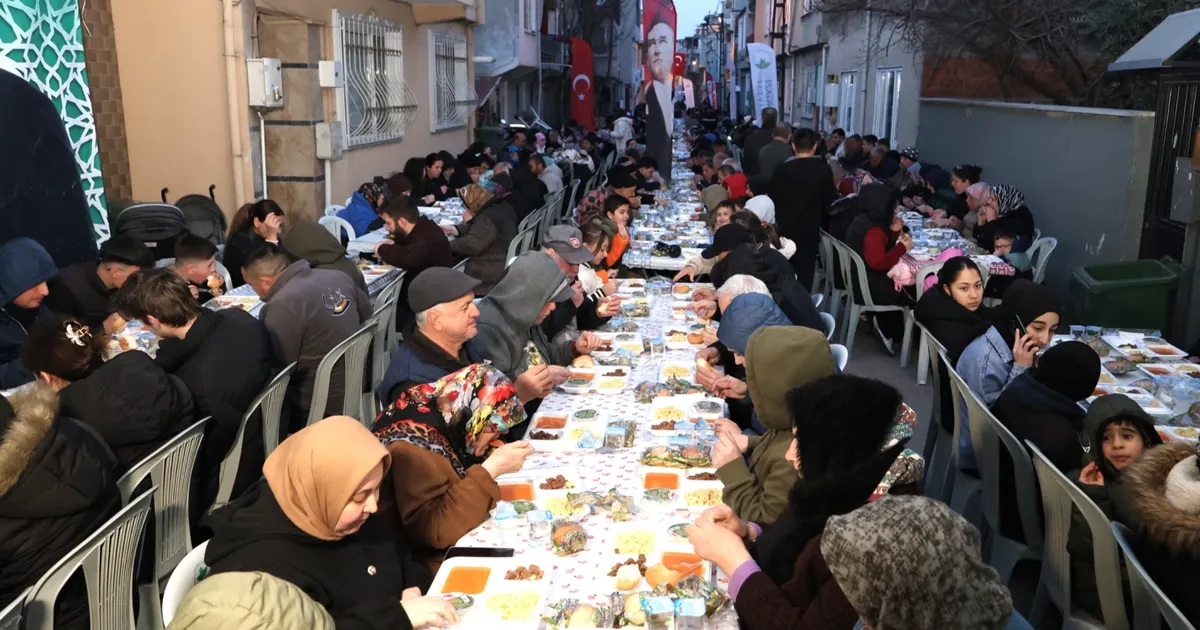 Bursa Osmangazi'de iftar sofrası dolup taştı