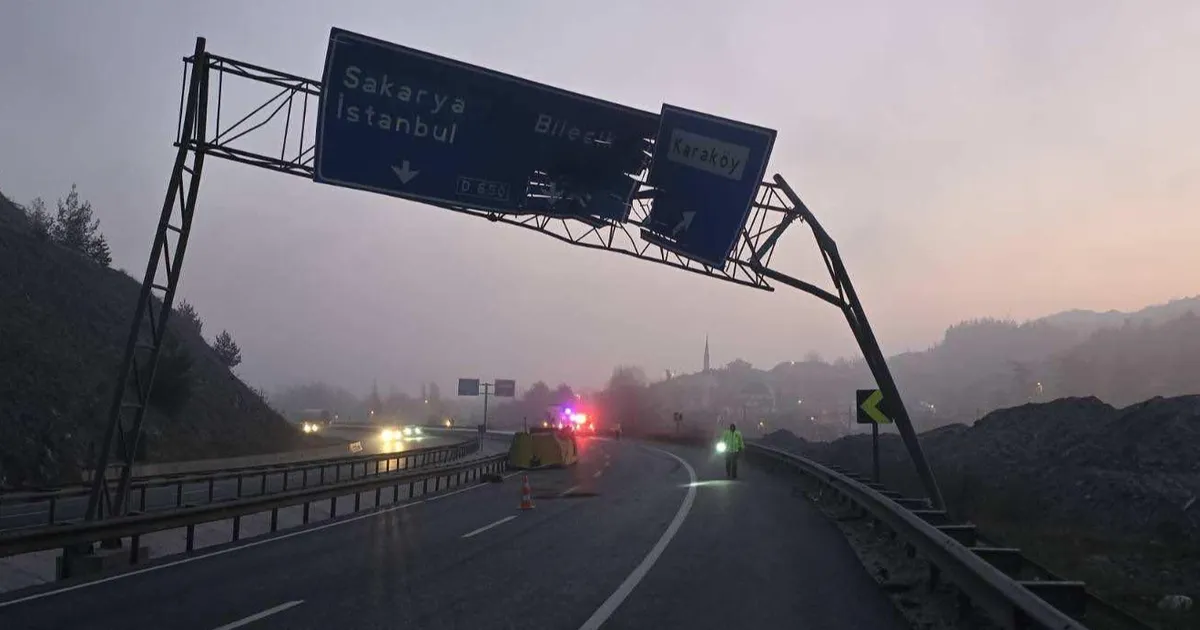 Bilecik Pazaryeri'nde trafikte dikkatsizlik! Açılan damper tabelayı devirdi