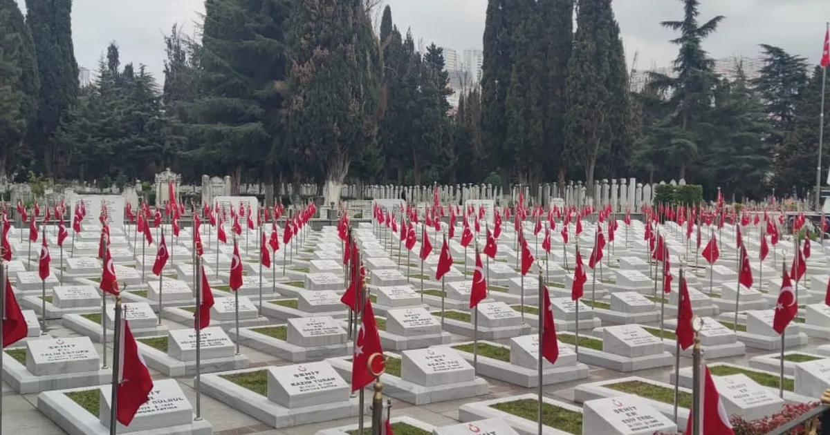 Trabzon'da Büyükşehir mezarlıkları bayrama hazırladı