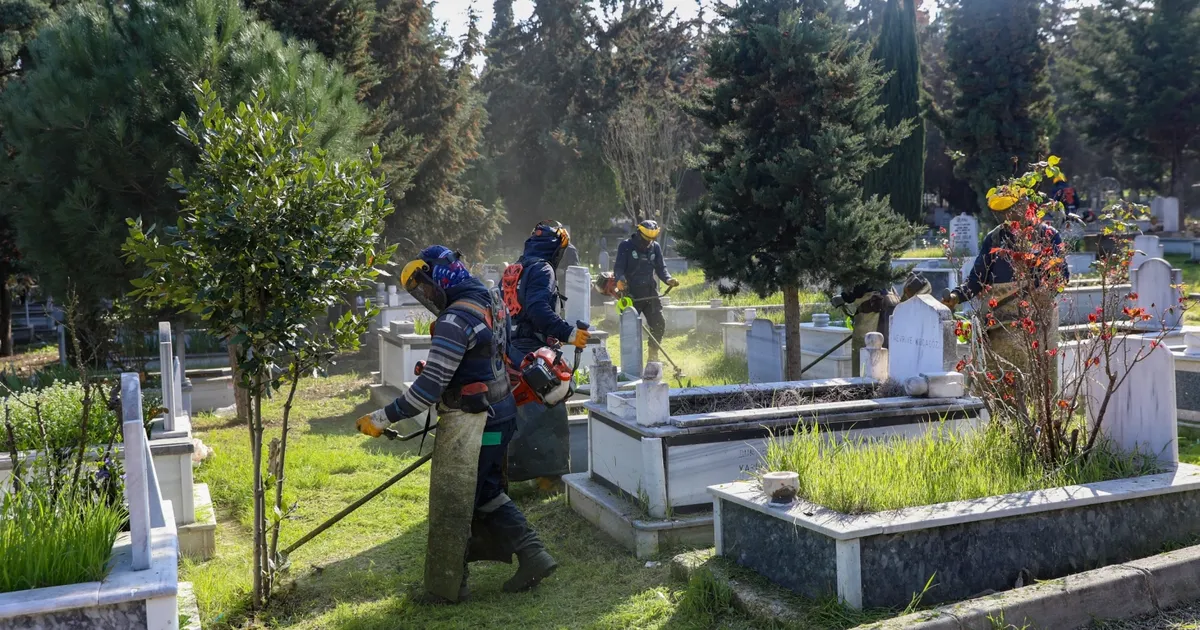 Bursa'da şehitlik ve mezarlıklara bayram hazırlığı