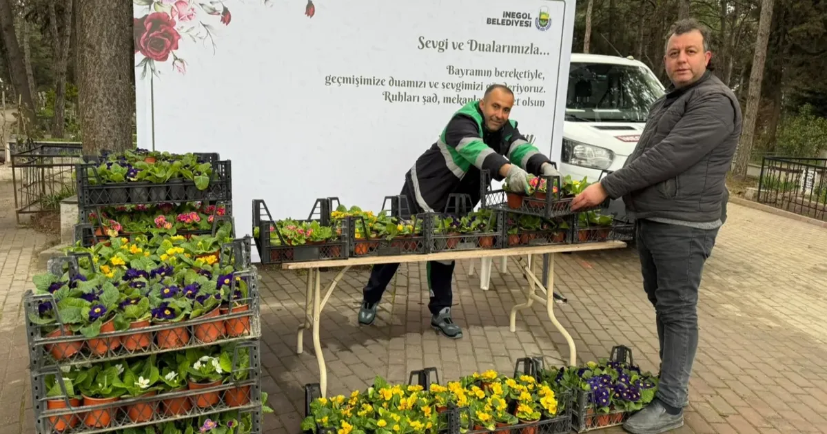 Bursa İnegöl’de mezarlıklar çiçek bahçesine büründü