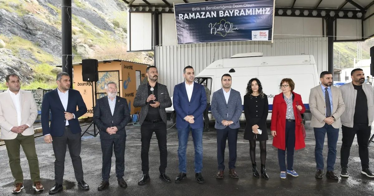 İzmir Çiğli'de Başkan Yıldız personelle bayramlaştı