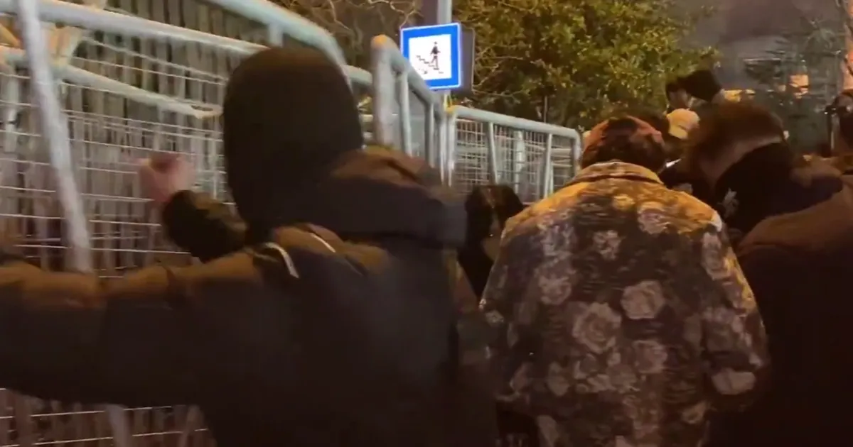 Saraçhane'de polis bariyerlerine saldıran maskeli 35 şüpheli gözaltında