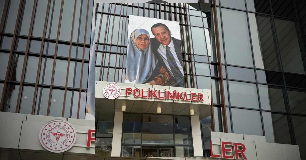 Cumhurbaşkanı Erdoğan’a anlamlı sürpriz: Tenzile Erdoğan’ın fotoğrafı asıldı