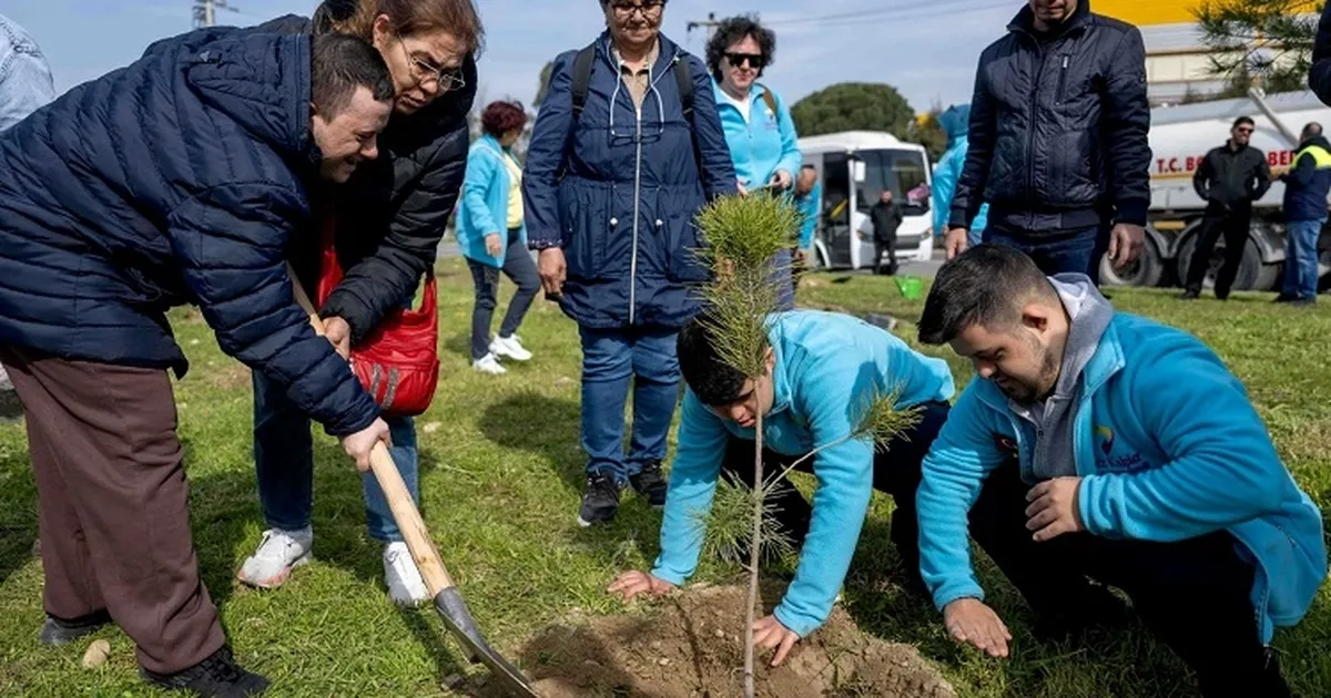İzmir Bornova'nın en özel fidanları toprakla buluştu
