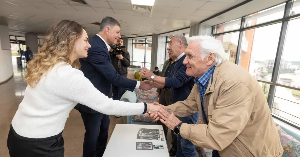Başkan Tugay İzmir'de huzurevi sakinleriyle bayramlaştı