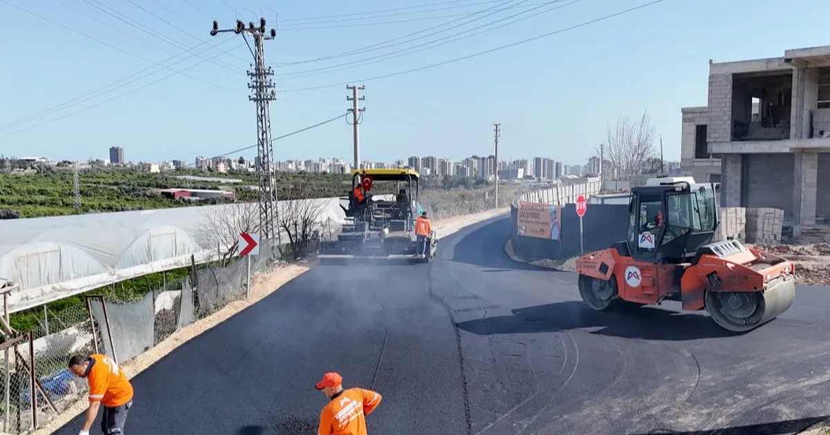 Mersin Büyükşehir’den Mezitli’de sıcak asfalt atağı