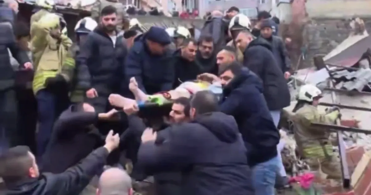 İstanbul Fatih’te doğal gaz patlaması! Mahsur kalanlar kurtarılıyor