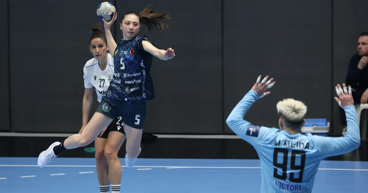 Bursalı kadın hentbolcular Avrupa’da yarı final için avantajı kaptı