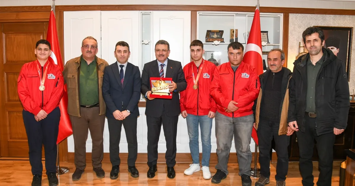 TEKNOFEST şampiyonlarından Başkan Genç’e ziyaret