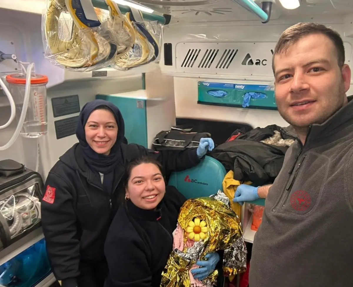 Çanakkale'de nefes kesen anlar: 112 ekibi ambulansta doğum yaptırdı - Gündem Haberleri