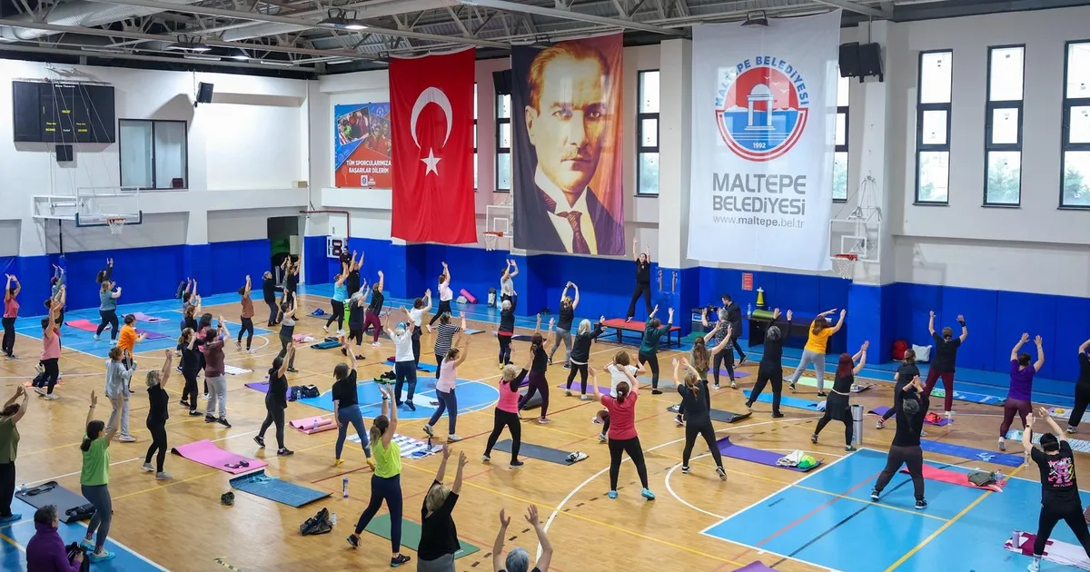 İstanbul Maltepe'de Köymen, spor yapan kadınlarla buluştu