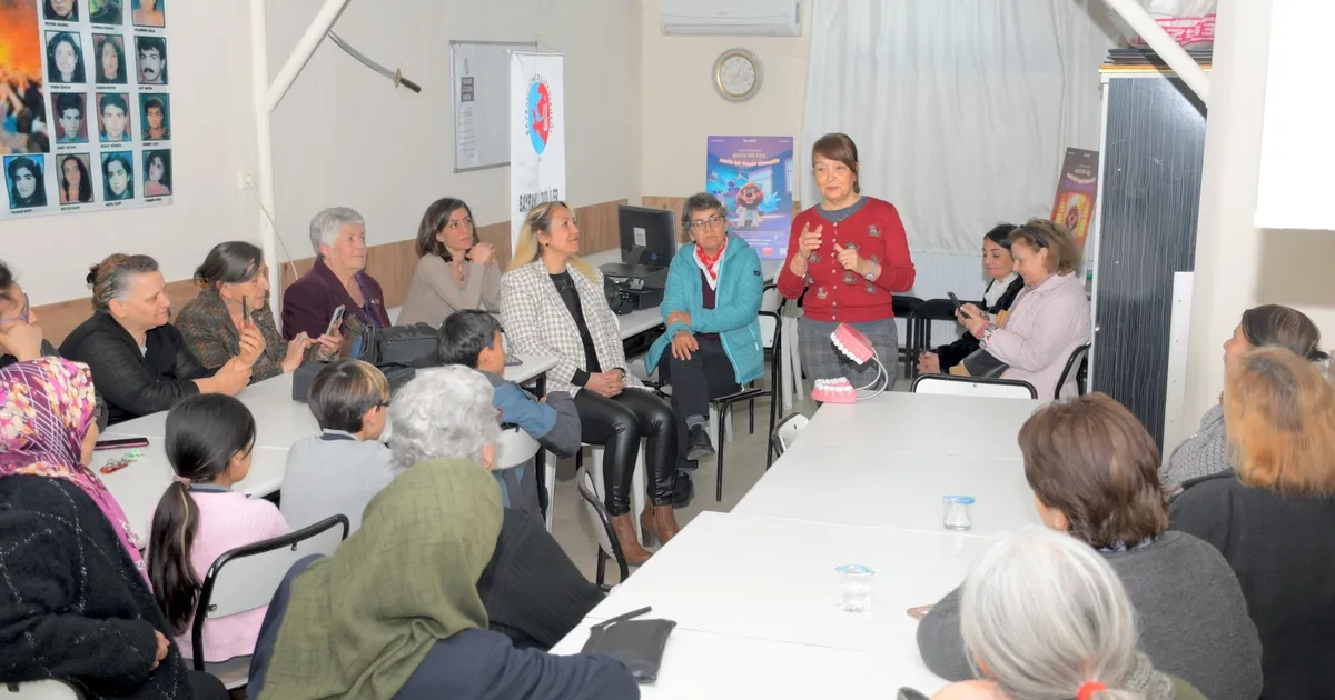 İzmir'de dişhekimleri diş sağlığının önemine dikkat çekti